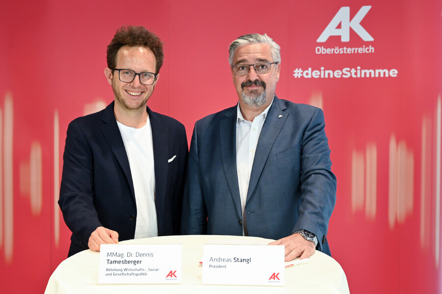 MMag. Dr. Dennis Tamesberger (Abteilung Wirtschafts-, Sozial- und Gesellschaftspolitik) und Andreas Stangl (AK-Präsident)