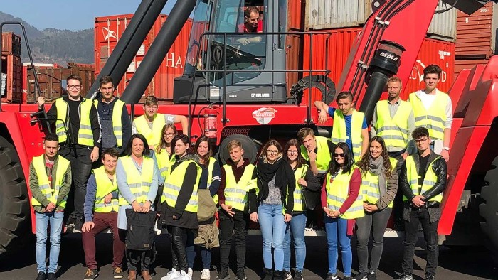 Die Schüler/-innen der BS Ried i. I. besichtigten im Rahmen ihrer zweitägigen Exkursion nach Graz auch den Container-Terminal der Firma Montan in Kapfenberg. © AK Oberösterreich Berufsschule Ried auf Entdeckungstour im In- und Ausland © AK Oberösterreich