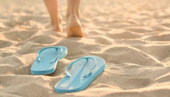 Flip Flops am Sandstrand