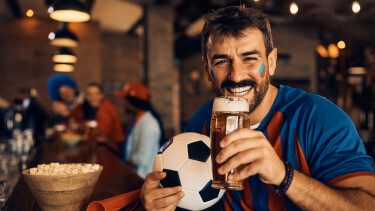 Fußball Fan trinkt Bier in einer Bar