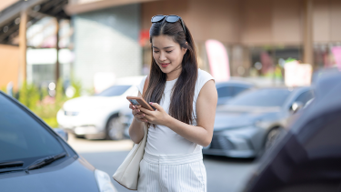 Frau die auf ein Handy schaut