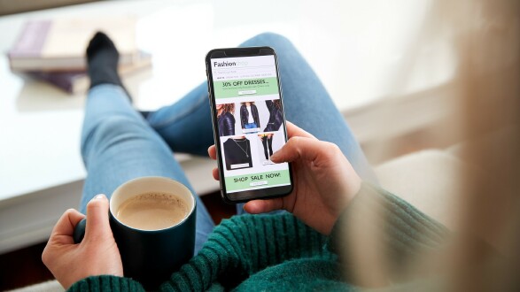 © Monkey Business , stock.adobe.com Junger Mann beim Online-Shopping