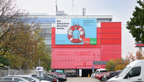 Eine kika/Leiner Filiale mit gro&szlig;er Werbung wenige Tage vor der Bekanntgabe der Insolvenz.