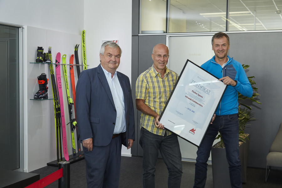 AK-Präsident Dr. Johann Kalliauer überreicht das Zertifikat für das erfolgreich abgeschlossene Home-Office-Projekt an Fischer-Sports-Geschäftsführer Franz Föttinger (rechts) und den Vorsitzenden des Angestellten-Betriebsrates, Hannes Mitterer (Mitte). 