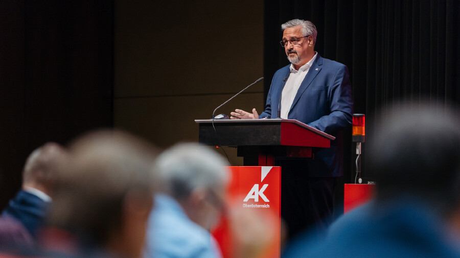 Andreas Stangl, Pr&auml;sident der Arbeiterkammer O&Ouml;, bei seiner Rede im Rahmen der Vollversammlung