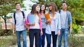 Gruppe junger Studiernder steht im Park