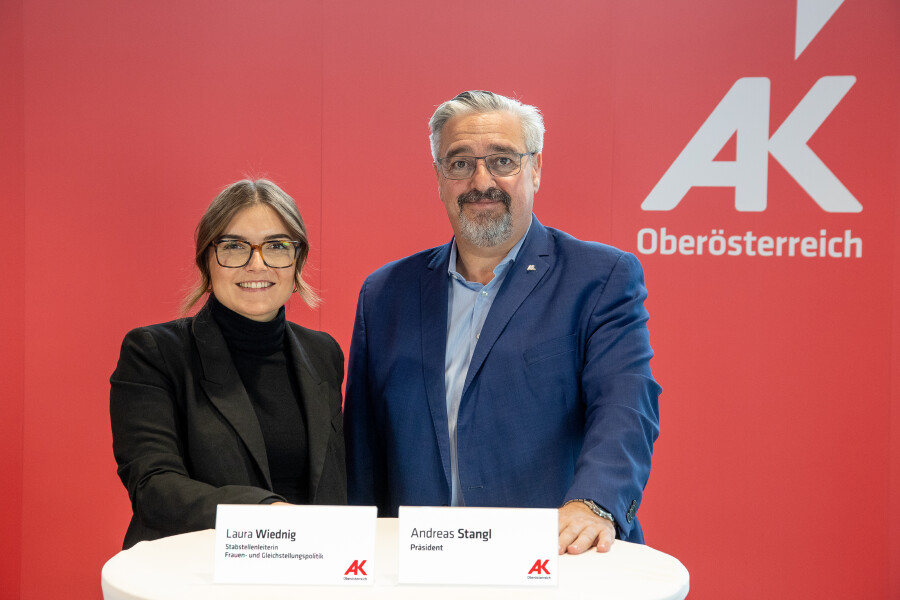 Laura Wiednig (Stabstellenleiterin Frauen- und Gleichstellungspolitik) und Andreas Stangl (AK Präsident)