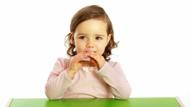Mädchen isst einen Müsliriegel
