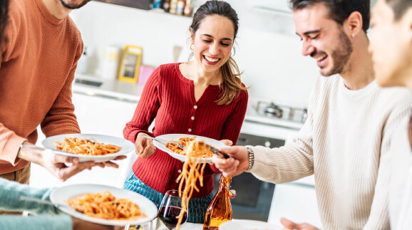 Freunde essen Pasta