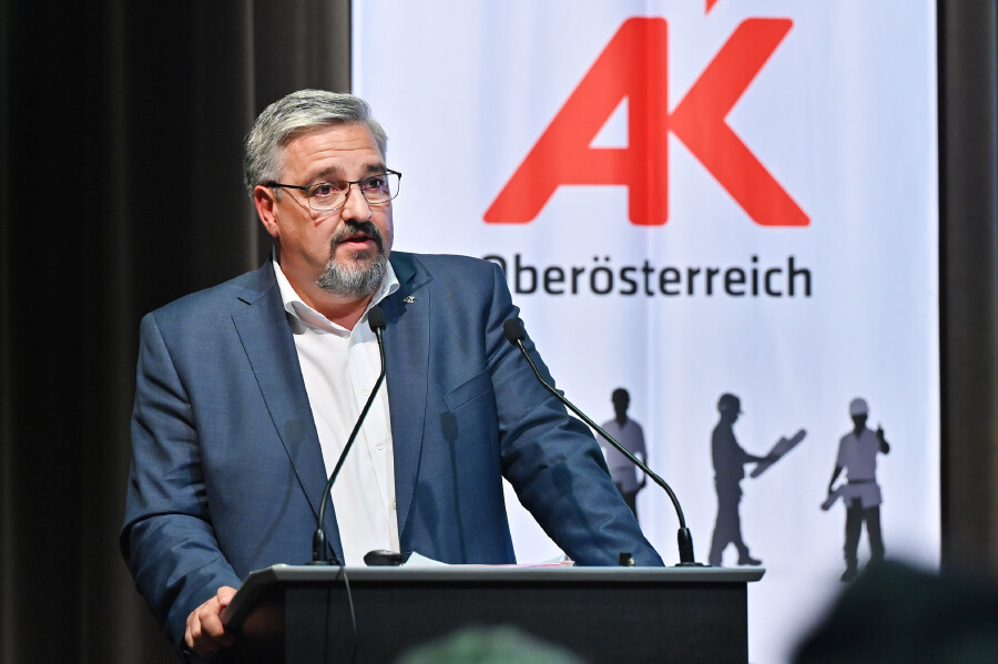 Für AK-Präsident Andreas Stangl ist die Teuerung nach wie vor Thema Nummer eins. © Wolfgang Spitzbart, AK OÖ