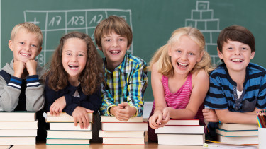 Schüler stützen sich auf Schulbücher © contrastwerkstatt , stock.adobe.com