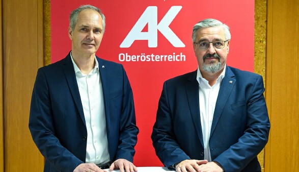 Mag. Wolfgang Schwarz (AK-Bezirksstellenleiter Sch&auml;rding) und Andreas Stangl (Pr&auml;sident der AK Ober&ouml;sterreich)