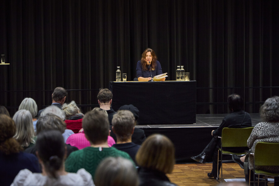 Birgit Birnbacher gewinnt den AK-Literaturpreis 2025 mit ihrem Text „Bericht von der leeren Schale der Waage“