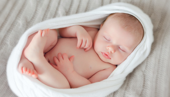 Neugeborenes schlafendes Baby
