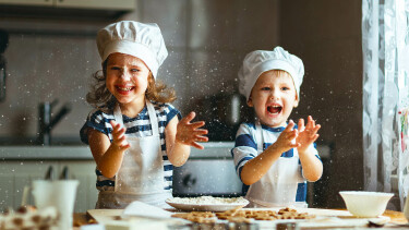 Kinder backen Kekse