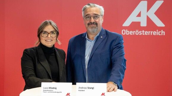 Laura Wiednig (Stabstellenleiterin Frauen- und Gleichstellungspolitik) und Andreas Stangl (AK Präsident)