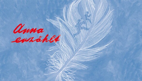 Wei&szlig;e Feder auf hellem Hintergrund mit dem Text: &ldquo;Anna erz&auml;hlt&rdquo; in roter Schrift