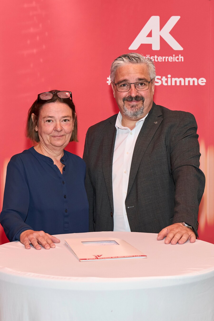 Martina Rohrmanstorfer (Betriebsratsvorsitzende Lebenshilfe Oberösterreich) und Andreas Stangl (Präsident der Arbeiterkammer Oberösterreich)