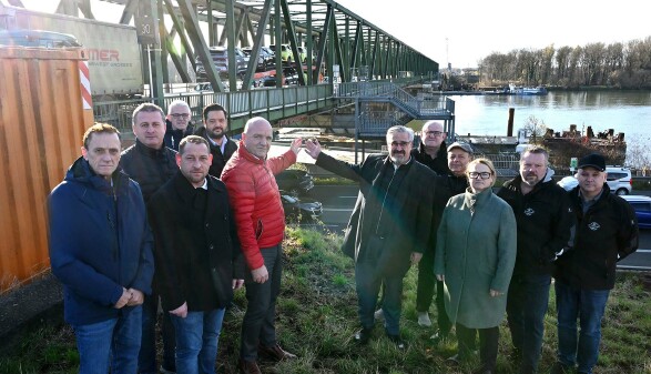 Die AK-Präsidenten Andreas Stangl (OÖ) und Markus Wieser (NÖ) sowie Betriebsrät:innen der betroffenen Unternehmen beim Lokalaugenschein in Mauthausen.