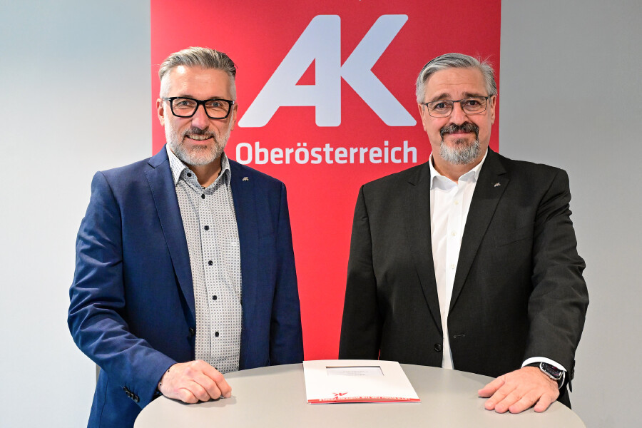 Wolfgang Kinz, MSc (AK-Bezirksstellenleiter Braunau) und Andreas Stangl (Pr&auml;sident der AK Ober&ouml;sterreich)