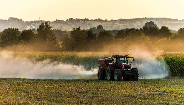 Traktor am Feld