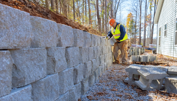 Bauarbeiter errichtet eine Steinmauer