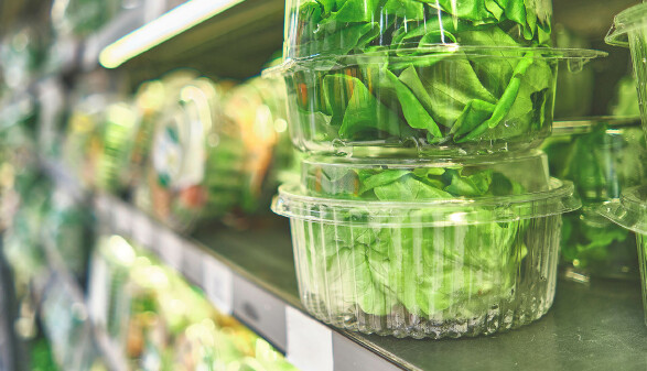 Abgepackter Salat im Supermarkt-Regal