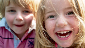 Lachende Kinder © Claudia Paulussen, adobe.stock.com