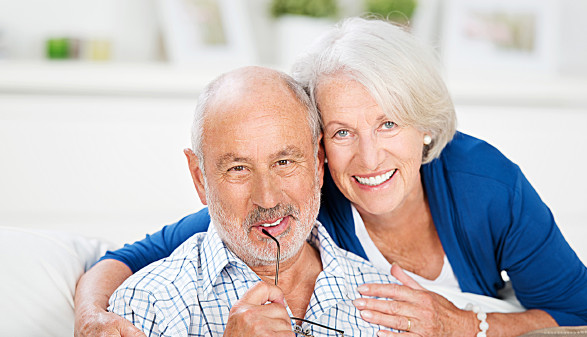 Pensionistenehepaar lächelt in die Kamera © contrastwerkstatt, stock.adobe.com