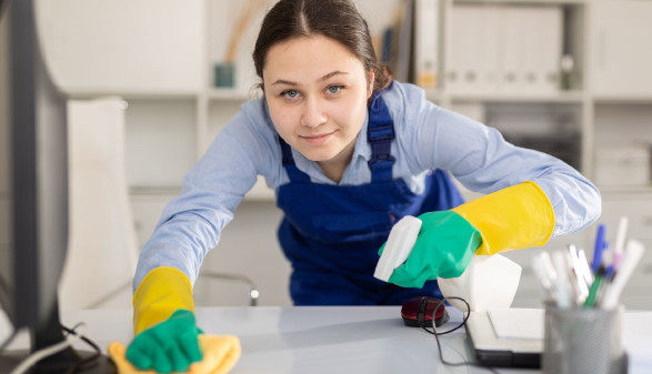 Reinigungskraft putzt Schreibtisch © JackF, stock.adobe.com