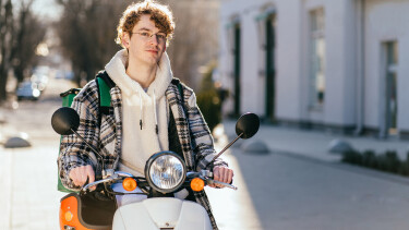 Teenager mit Moped