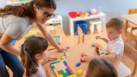 Pädagogin mit Kindern © lordn, adobe.stock.com Pädagogin mit Kindern © lordn, adobe.stock.com