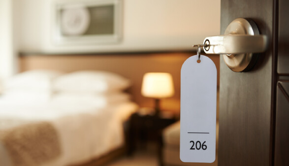 Ein Blick in ein Hotelzimmer. Die T&uuml;r ist ge&ouml;ffnet, die Keycard mit der Nummer 206 steckt.