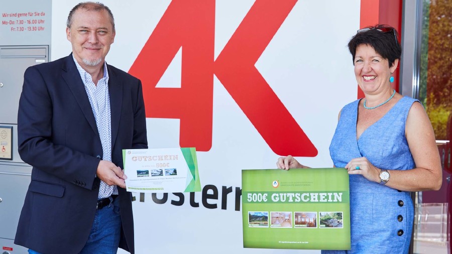 AK-Vizepräsident Harald Dietinger überreicht den Gutschein an Gewinnerin Martina Steininger