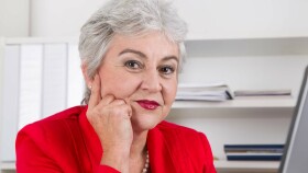 Ältere Frau mit grauen Haaren
