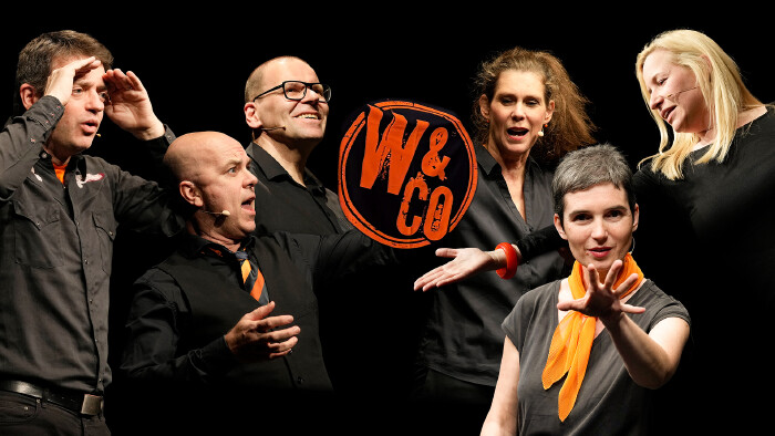 Sechs Schauspieler:innen, die ein Improtheater performen