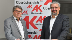 AK-Bezirksstellenleiter Siegfried Wambacher und AK-Präsident Andreas Stangl © Wolfgang Spitzbart, Arbeiterkammer Oberösterreich