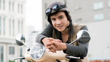 Junge auf Moped