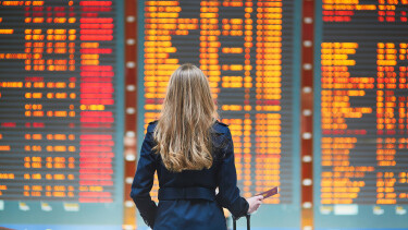 junge Frau am Flughafen