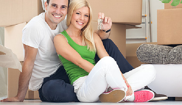 Junges Paar freut sich über neue Wohnung © luckybusiness, stock.adobe.com