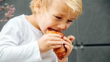 Kind isst Croissant