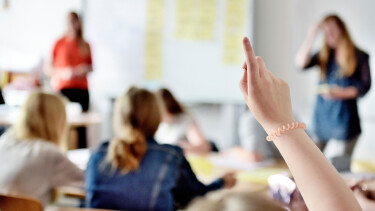 Aufzeigen im Klassenzimmer