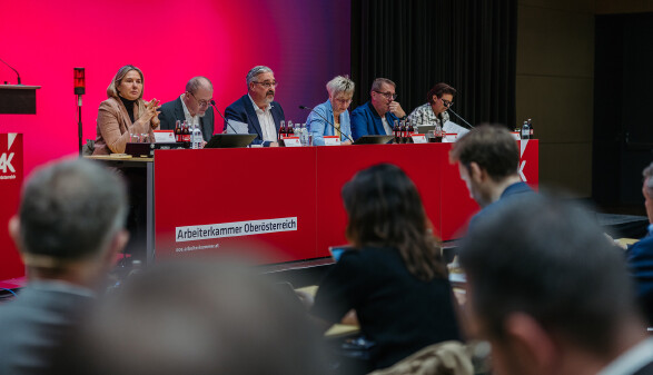 Vorstände der Arbeiterkammer Oberösterreich am Podium