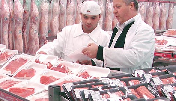 Zwei Männer beim Abpacken von Fleisch © .shock, Fotolia.com