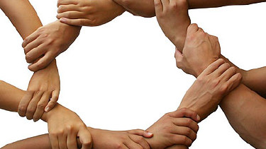 Mneschen gebe sich die Hände - Symbol für Zusammenhalt! © Stephen Coburn, Fotolia.com
