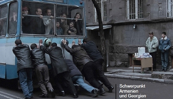 Entwicklungspolitische Filmtage © -, filmtagelinz.kukuroots.at Männer schieben Bus an © -, filmtagelinz.kukuroots.at