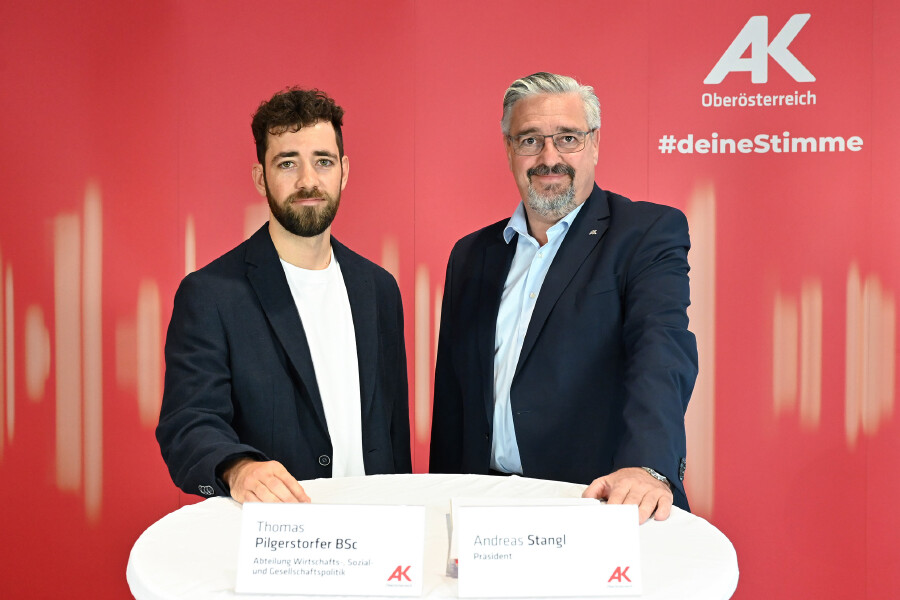 Thomas Pilgerstorfer, BSc (Abteilung Wirtschafts-, Sozial- und Gesellschaftspolitik) und Andreas Stangl (AK-Präsident)