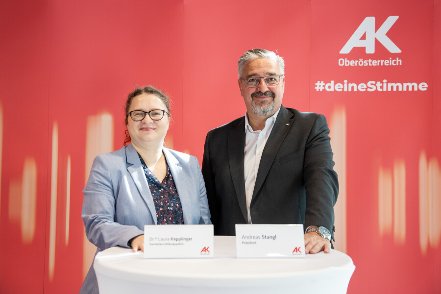 Mag. Dr. Laura Kepplinger (Abteilung Bildung und Kultur) und Andreas Stangl (AK-Präsident)
