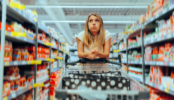 Junge Frau im Supermarkt