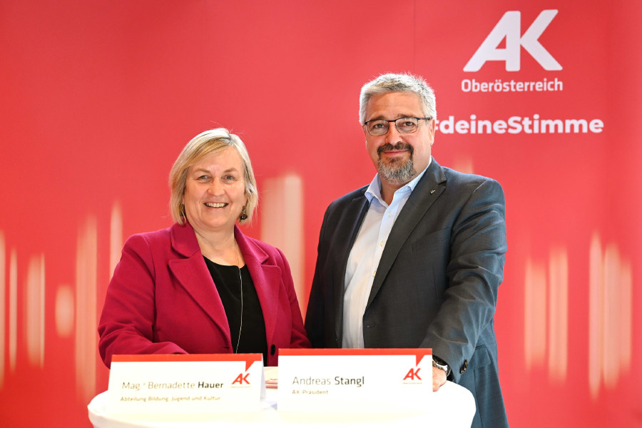 v.l.n.r. Abteilungsleiterin Bildung, Jugend und Kultur Mag.a Bernadette Hauer und AK-Präsident Andreas Stangl